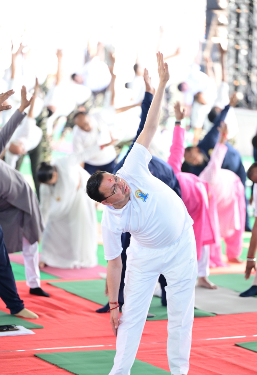 मुख्यमंत्री बनबसा में अंतर्राष्ट्रीय योग दिवस पर योग करते हुए। मुख्यमंत्री बनबसा में अंतर्राष्ट्रीय योग दिवस पर योग करते हुए।