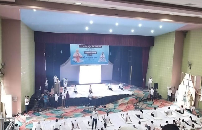 नारनौल लघु सचिवालय स्थित ऑडिटोरियम में सामूहिक योगाभ्यास करते हुए।