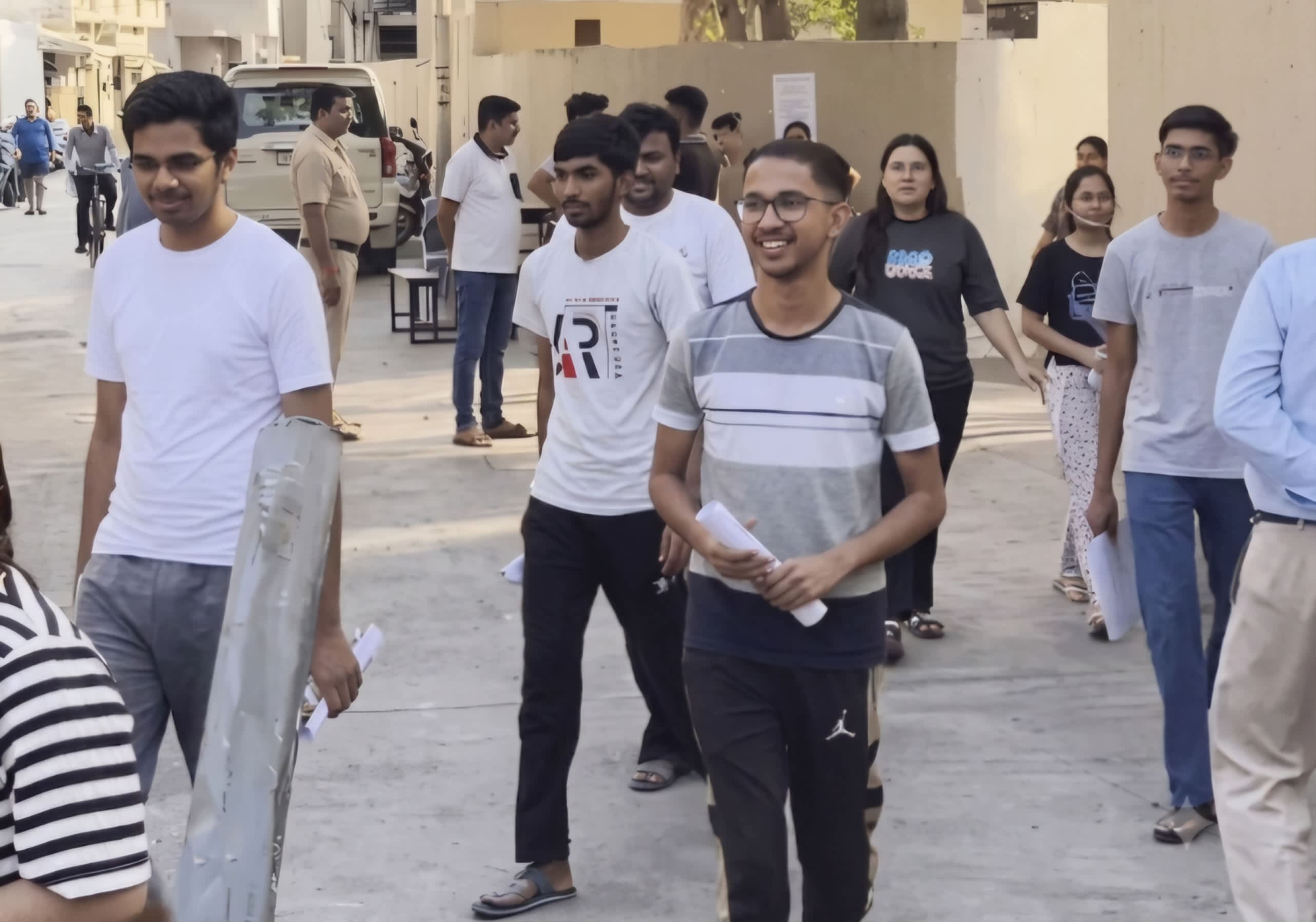 परीक्षा केंद्र से बाहर आते हुए परीक्षार्थी परीक्षा केंद्र से बाहर आते हुए परीक्षार्थी