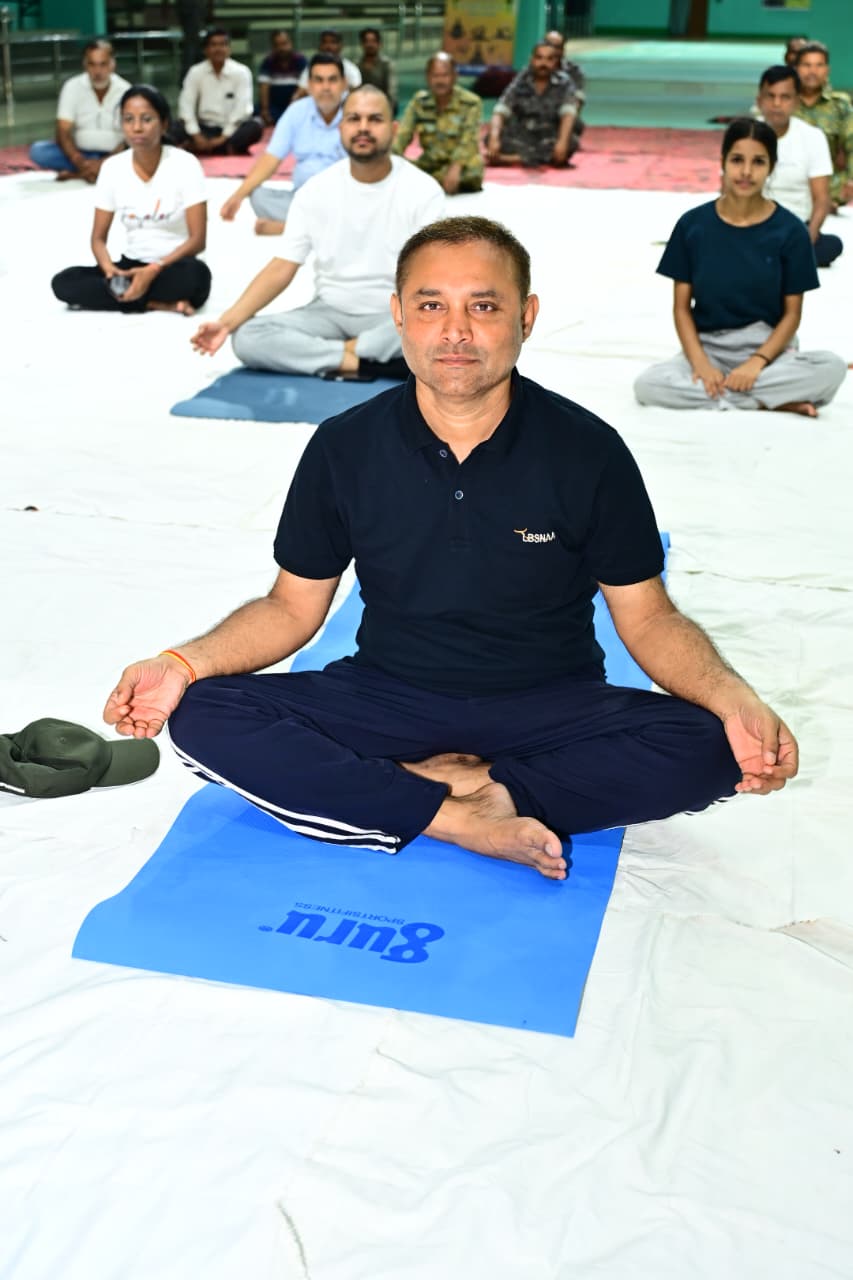 योगासन करते डीएम और अन्य अधिकारी योगासन करते डीएम और अन्य अधिकारी