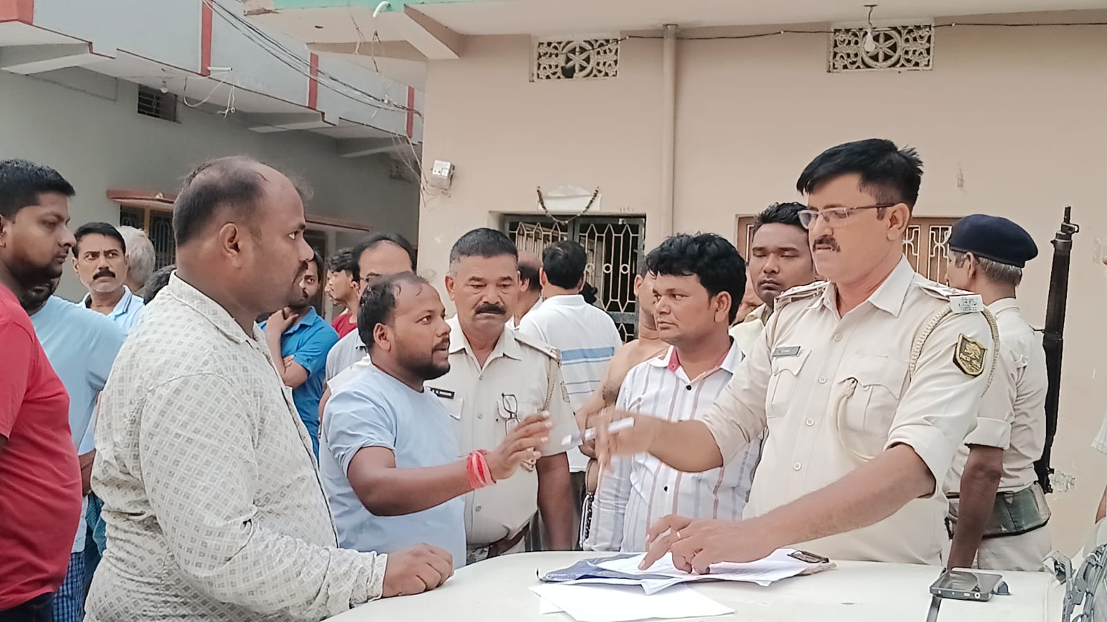 घटना स्थल पर कागजी कार्रवाई पूरी करती पुलिस घटना स्थल पर कागजी कार्रवाई पूरी करती पुलिस