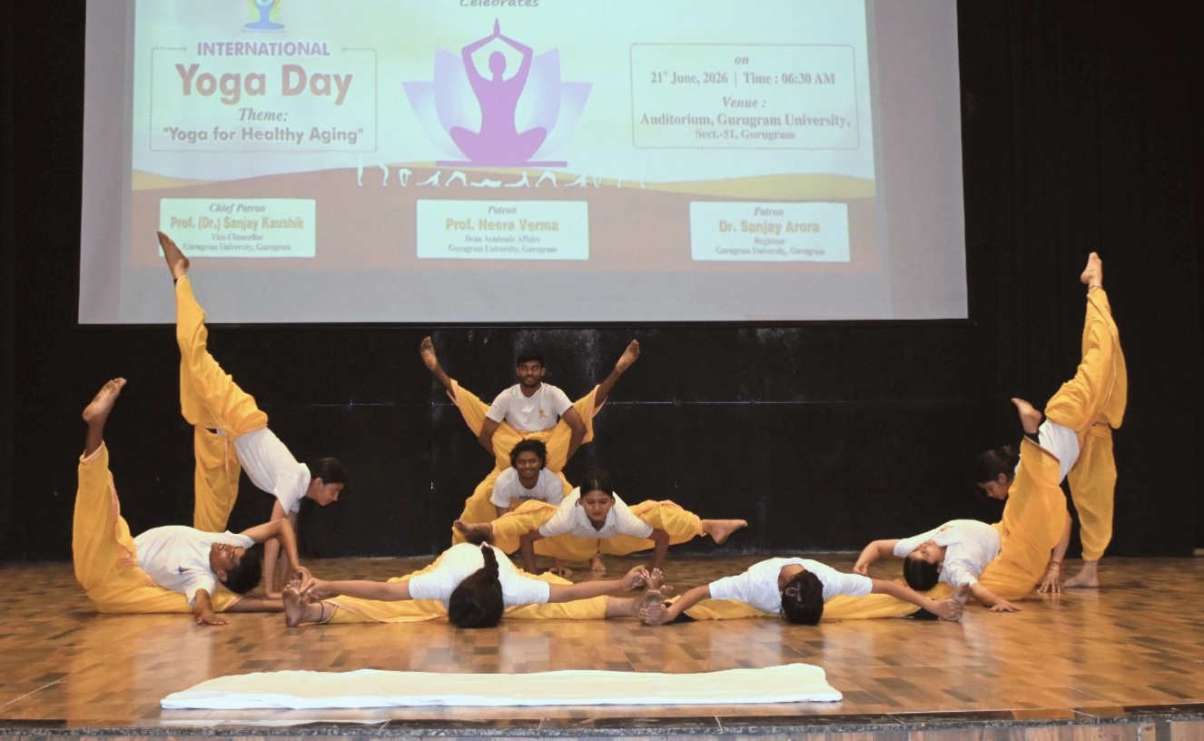गुरुग्राम यूनिवर्सिटी में योग दिवस पर योग के करतब करते विद्यार्थी। गुरुग्राम यूनिवर्सिटी में योग दिवस पर योग के करतब करते विद्यार्थी।