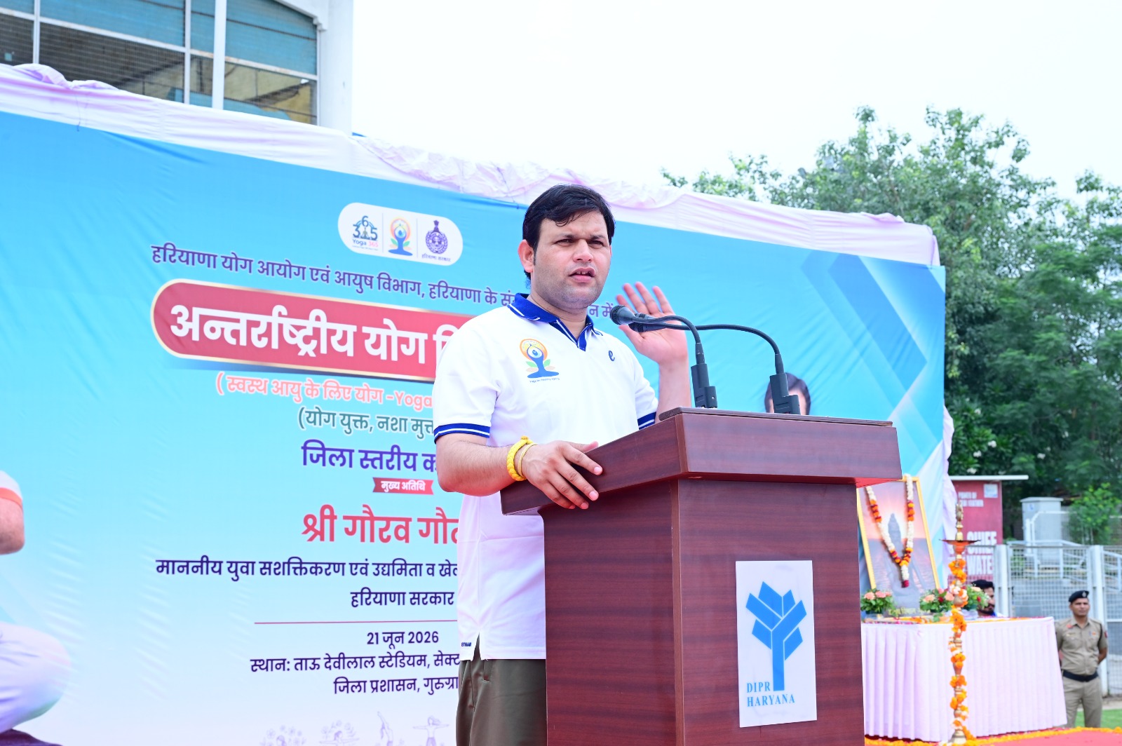 गुरुग्राम के ताऊ देवीलाल स्टेडियम में योग दिवस पर बोलते खेल मंत्री गौरव गौतम।
