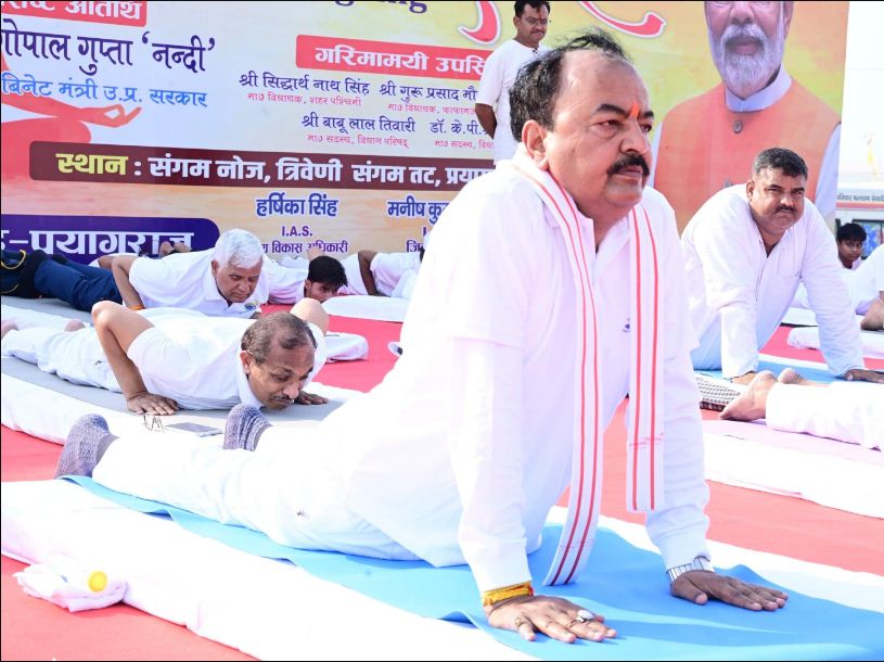 प्रयागराज में योग करते केशव प्रसाद मौर्य प्रयागराज में योग करते केशव प्रसाद मौर्य