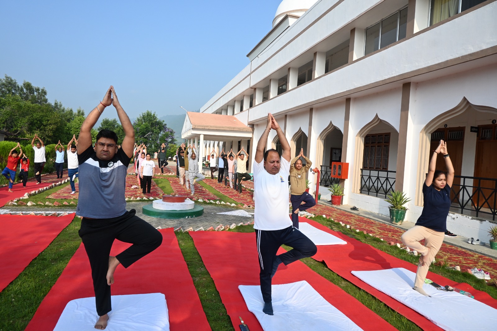 अंतरराष्ट्रीय योग दिवस पर जिला न्यायालय परिसर में योगाभ्यास करते न्यायिक अधिकारी, अधिवक्ता एवं कर्मचारी। अंतरराष्ट्रीय योग दिवस पर जिला न्यायालय परिसर में योगाभ्यास करते न्यायिक अधिकारी, अधिवक्ता एवं कर्मचारी।