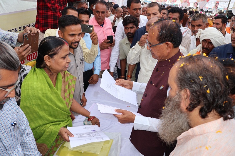 जन चौपाल में नागरिकों की समस्या सुनते हुए केन्द्रीय कृषि मंत्री शिवराज सिंह