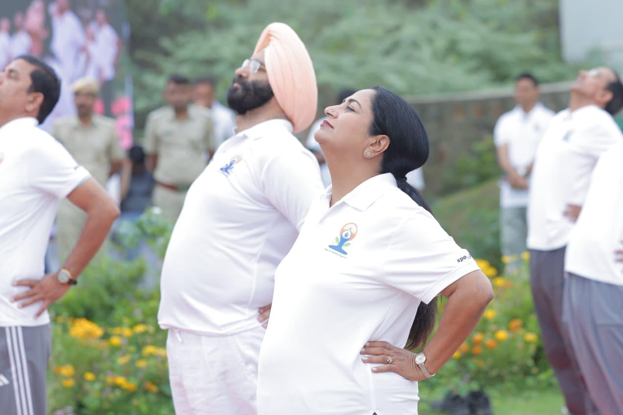 असोला भाटी स्थित नीली झील के पास किया योगाभ्यास करती मुख्यमंत्री रेखा गुप्ता असोला भाटी स्थित नीली झील के पास किया योगाभ्यास करती मुख्यमंत्री रेखा गुप्ता