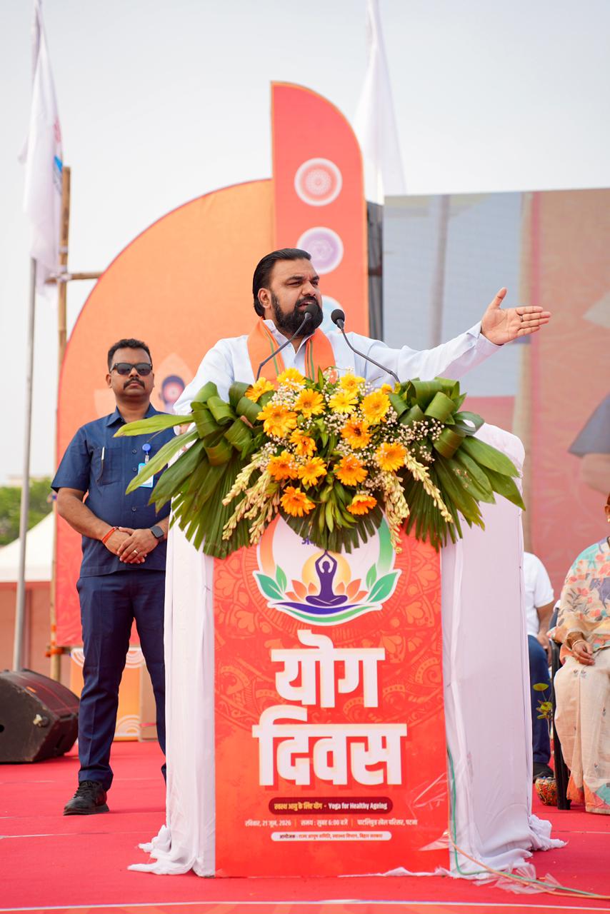 विश्व योग दिवस पर लोगों को संबोधित करते हुए मुख्यमंत्री