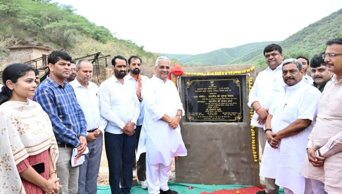 अलवर. विकास कार्यों का उद्घाटन करते केंद्रीय मंत्री।