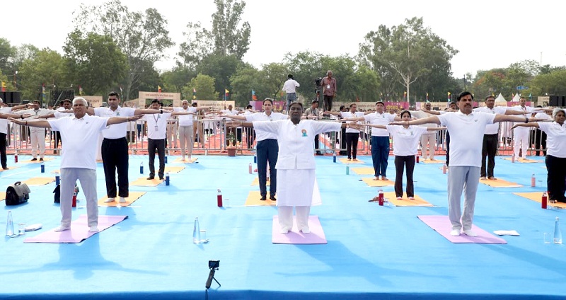 जबलपुर में योगाभ्यास करते हुए राष्ट्रपति