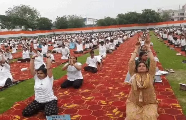 रेवाड़ी में योगाभ्यास करती हुई महिलाएं। रेवाड़ी में योगाभ्यास करती हुई महिलाएं।
