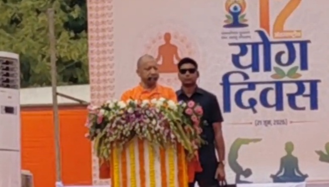 योग दिवस पर लोगों को संबोधित करते हुए योगी आदित्यनाथ