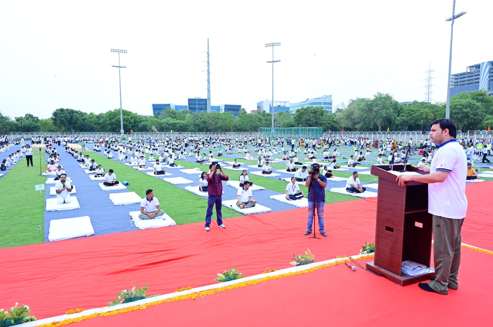 गुरुग्राम के ताऊ देवीलाल स्टेडियम में योग दिवस पर बोलते खेल मंत्री गौरव गौतम।