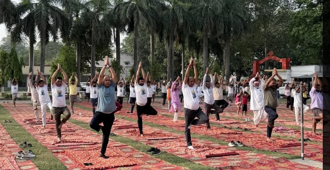 अंतरराष्ट्रीय योग दिवस के अवसर पर रामनगर पीजी कॉलेज परिसर में  सामूहिक योगाभ्यास कार्यक्रम