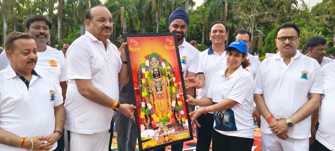 योग कार्य क्रम मे मंत्री दिनेश प्रताप सिंह योग कार्य क्रम मे मंत्री दिनेश प्रताप सिंह