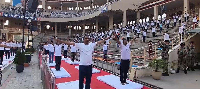 वाघा-अटारी पर योग करते हुए जवान और लोग