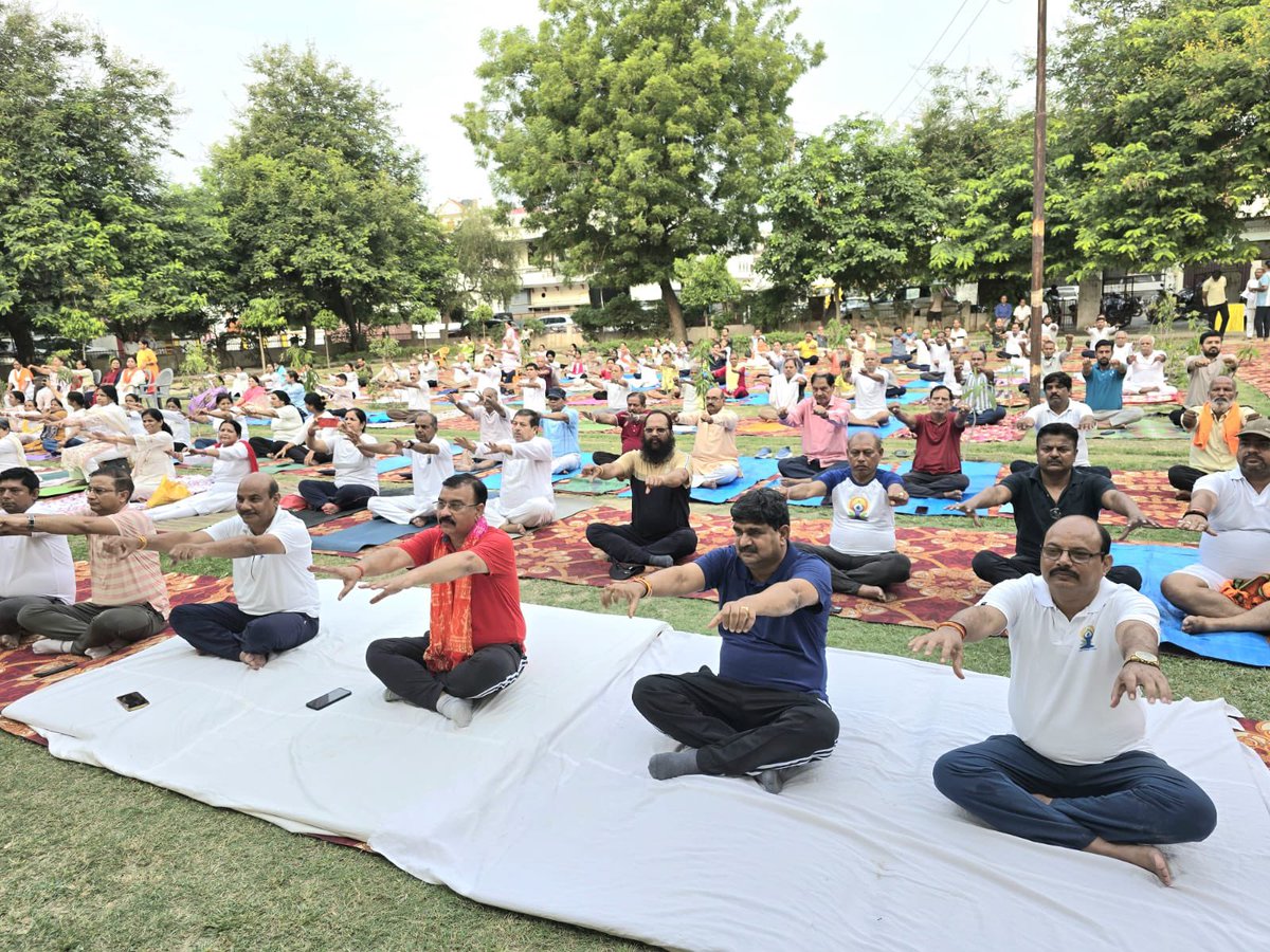 लखनऊ में योग करते भाजपा के प्रदेश महामंत्री संगठन धर्मपाल सिंह लखनऊ में योग करते भाजपा के प्रदेश महामंत्री संगठन धर्मपाल सिंह