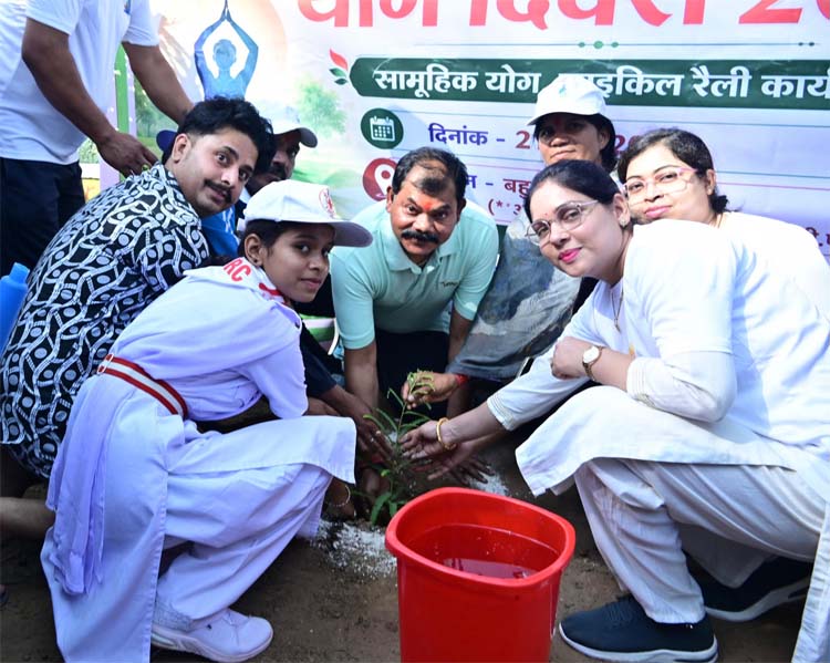 पेंड्रा के असेंबली हॉल में सामूहिक योग कार्यक्रम पेंड्रा के असेंबली हॉल में सामूहिक योग कार्यक्रम
