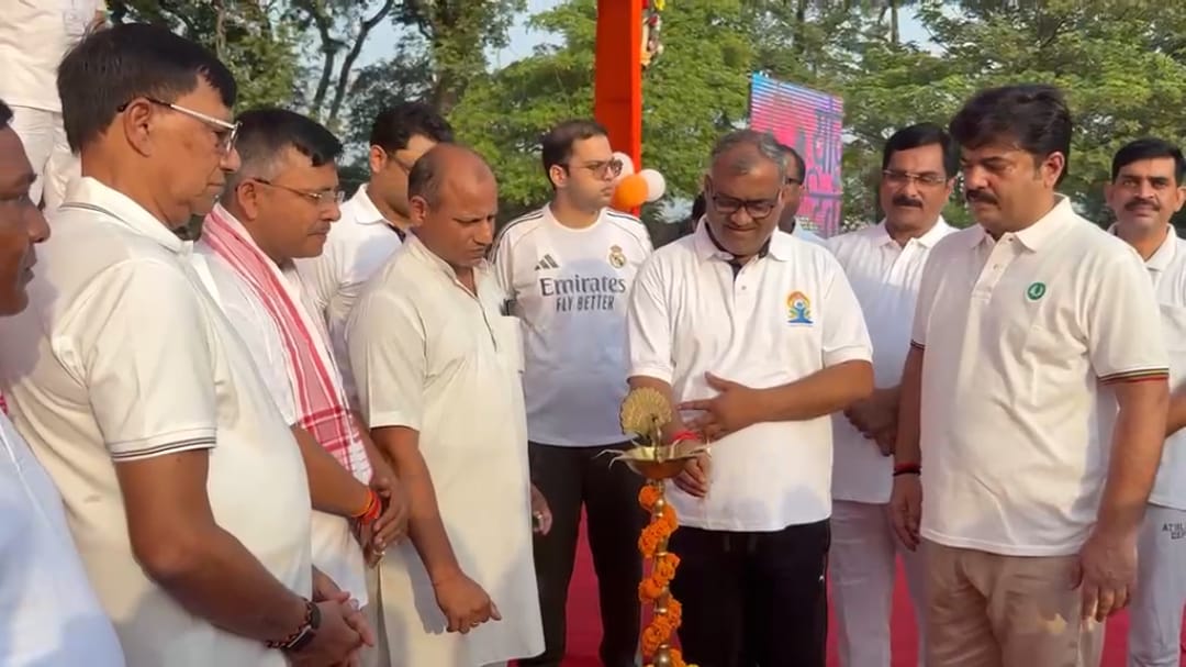 दीप प्रज्वलित करते हुए राज्य मंत्री गिरीश चंद्र यादव