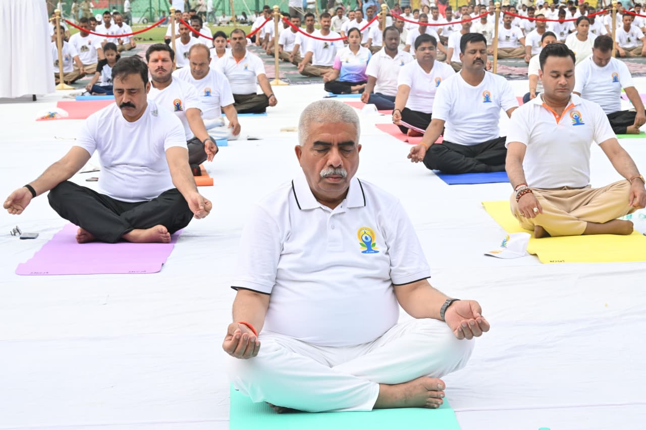 योग करते कैबिनेट मंत्री राकेश योग करते कैबिनेट मंत्री राकेश