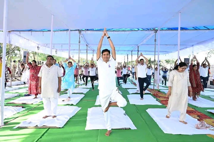 अंतर्राष्ट्रीय योग दिवस पर जांजगीर-चांपा में सामूहिक योगाभ्यास, प्रभारी मंत्री ओपी चौधरी बोले- योग हमारी विरासत और स्वस्थ जीवन का आधार