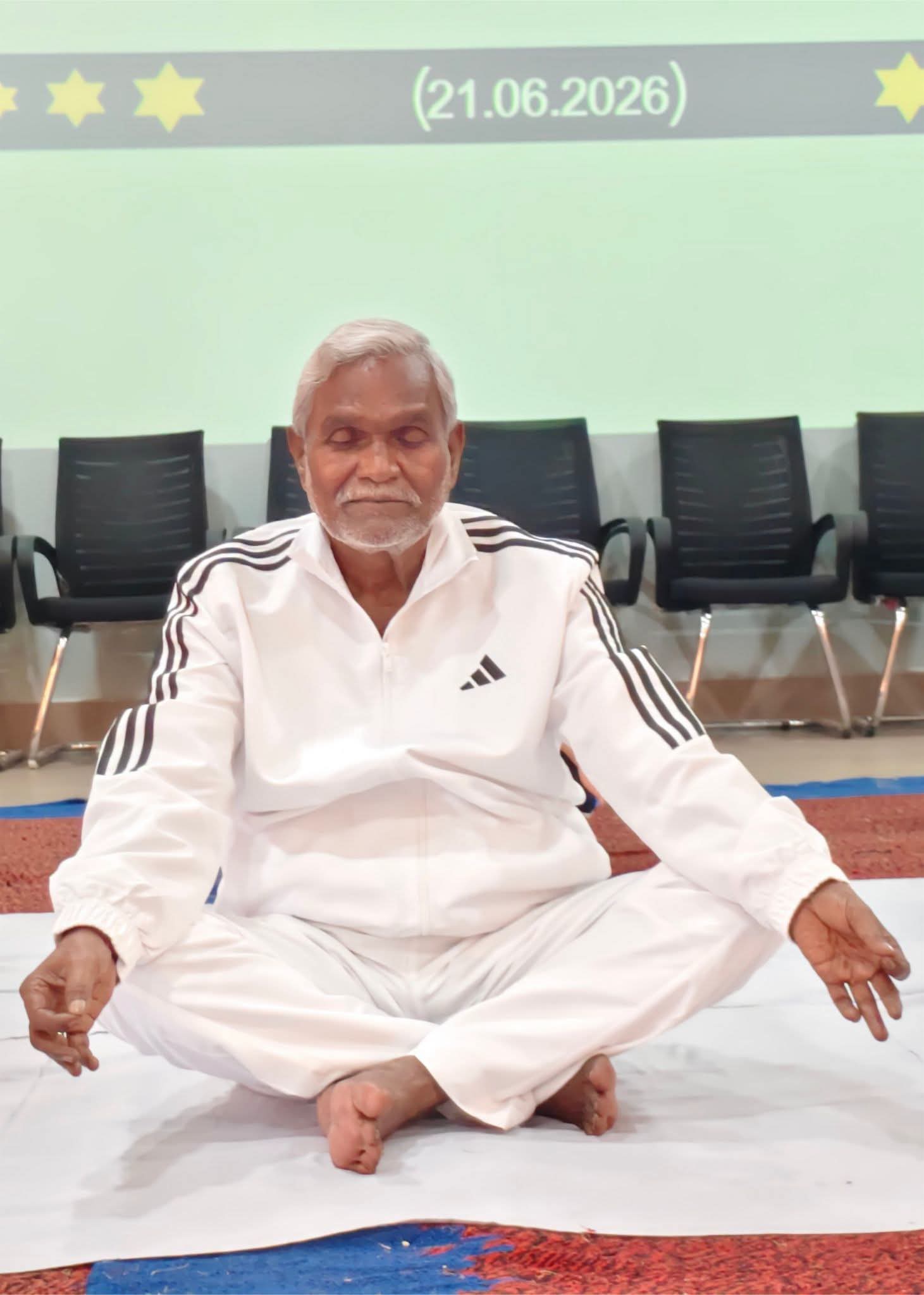 पूर्व मुख्यमंत्री चंपाई सोरेन योग करते