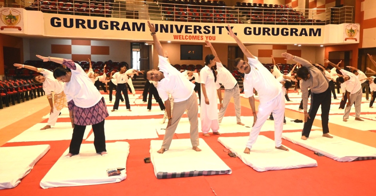 गुरुग्राम यूनिवर्सिटी में योग करते कुलपति एवं स्टाफ। गुरुग्राम यूनिवर्सिटी में योग करते कुलपति एवं स्टाफ।