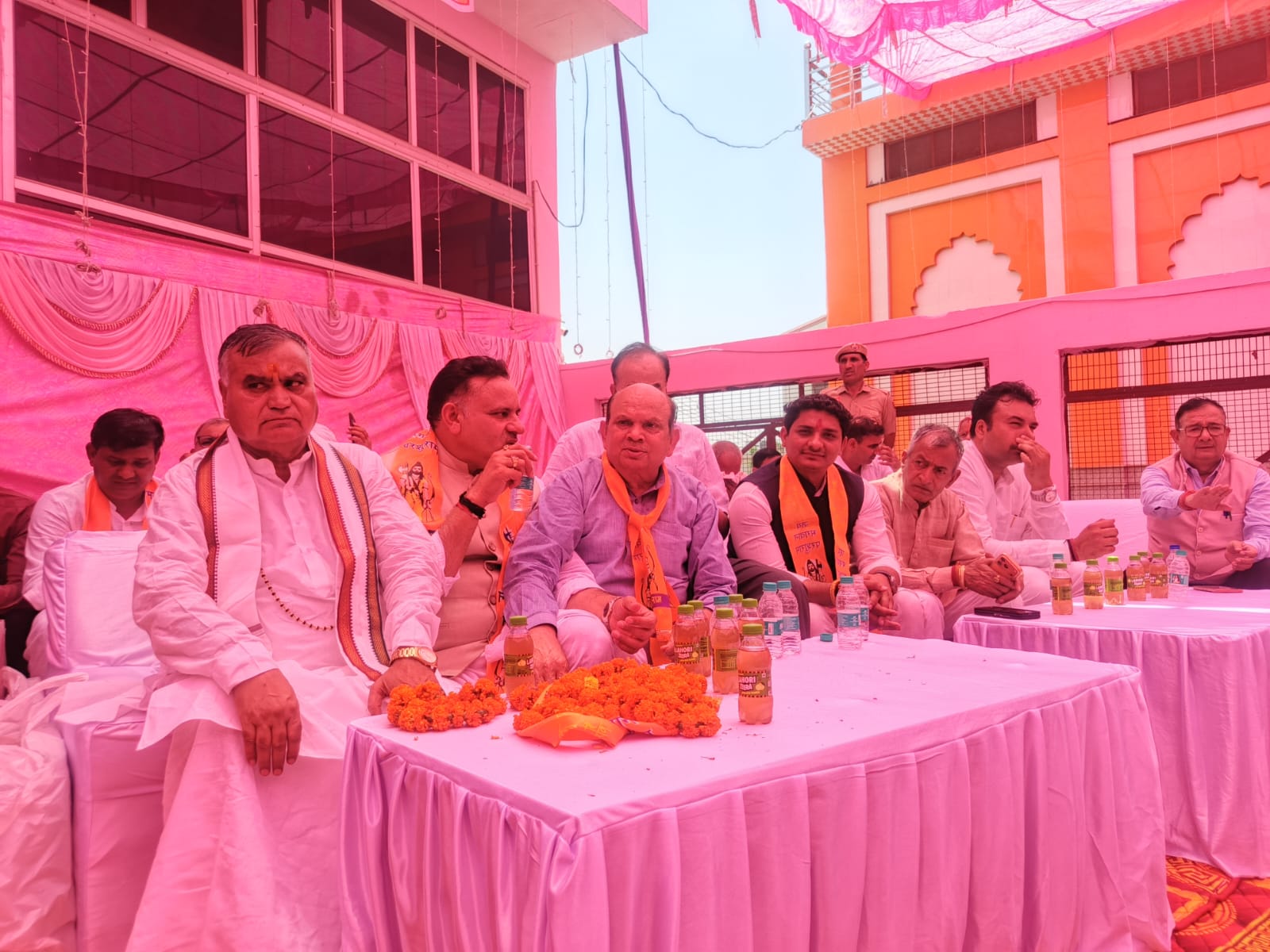 मंच पर बैठे कांग्रेस सांसद और अन्य नेतागण।