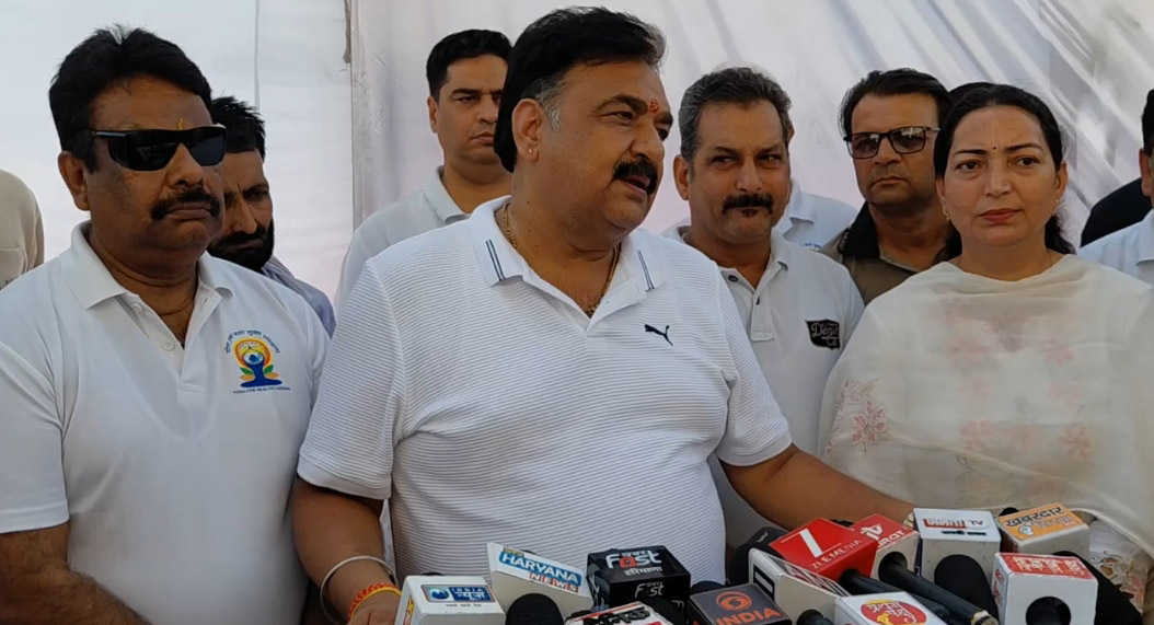 पत्रकारों से बातचीत करते डिप्टी स्पीकरण डॉ. कृष्ण मिड्ढा।