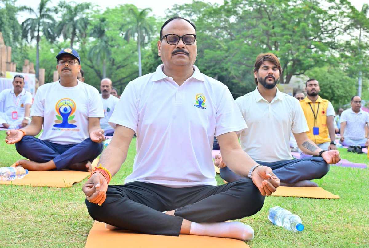 लखनऊ में योगाभ्यास करते उपमुख्यमंत्री बृजेश पाठक लखनऊ में योगाभ्यास करते उपमुख्यमंत्री बृजेश पाठक
