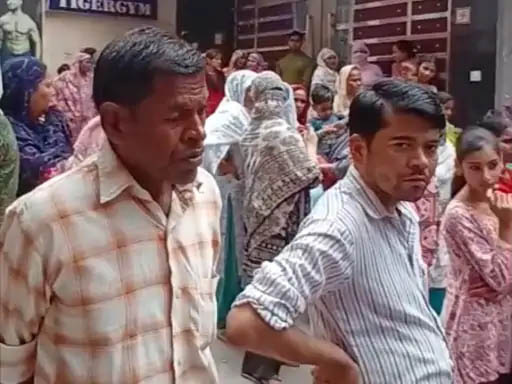 बच्चे की हत्या की सूचना के बाद मौके पर जमा लोग। बच्चे की हत्या की सूचना के बाद मौके पर जमा लोग।
