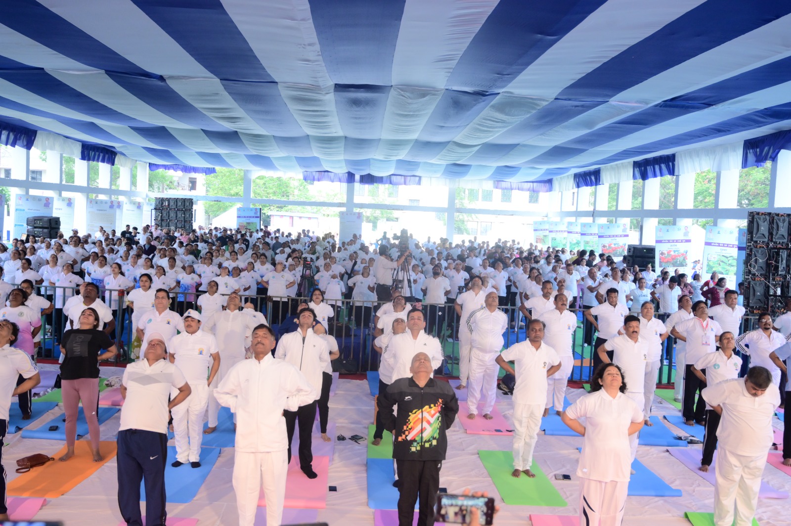 योग करते  स्वास्थ्य मंत्री सहित अन्य