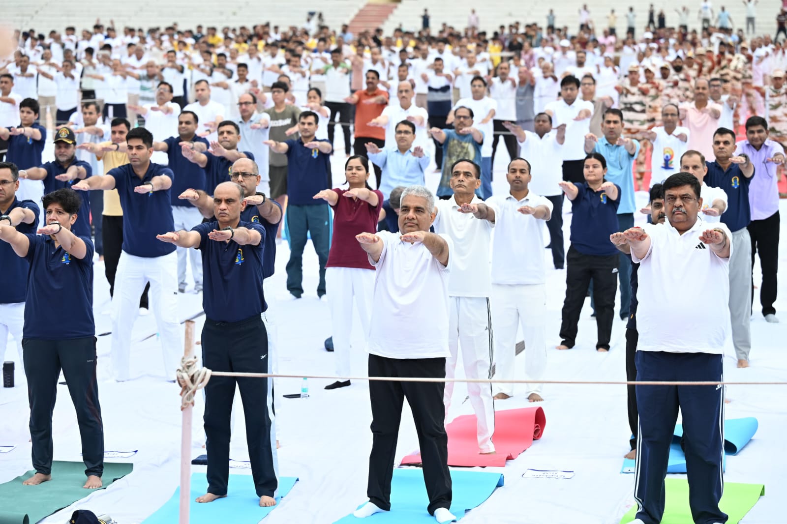 अलवर कार्यक्रम में मौजूद केंद्रीय मंत्री व अन्य। अलवर कार्यक्रम में मौजूद केंद्रीय मंत्री व अन्य।