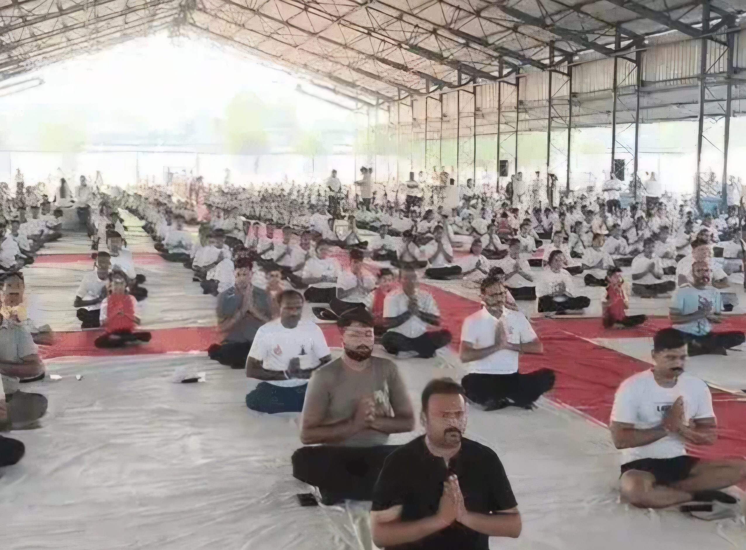 योग दिवस पर योगाभ्यास करते हुए लोग योग दिवस पर योगाभ्यास करते हुए लोग