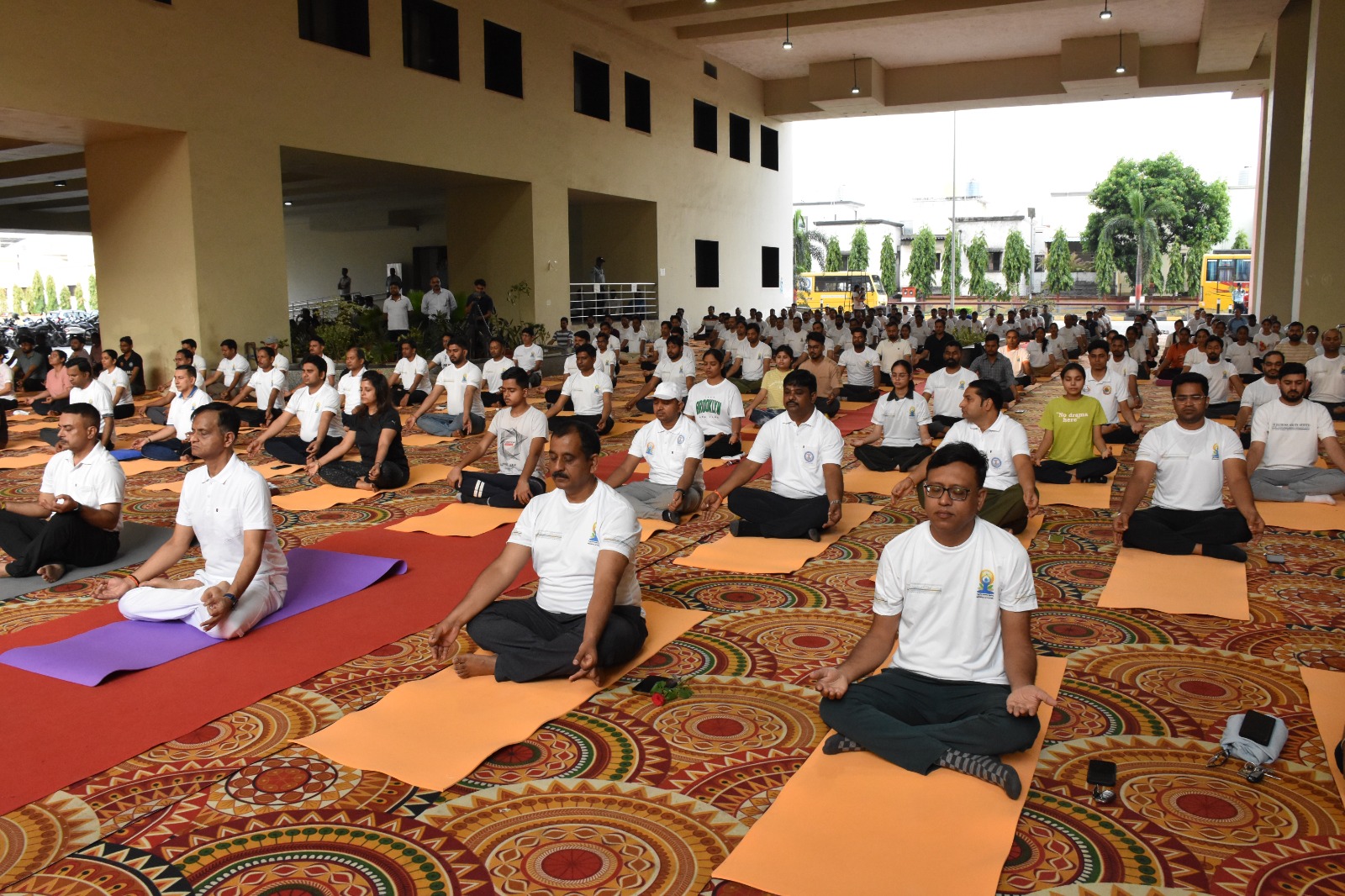 अखिल भारतीय आयुर्विज्ञान संस्थान (एम्स) रायपुर में योगाभ्यास करते हुए डॉक्टर्स व अन्य अधिकारी व कर्मचारी अखिल भारतीय आयुर्विज्ञान संस्थान (एम्स) रायपुर में योगाभ्यास करते हुए डॉक्टर्स व अन्य अधिकारी व कर्मचारी