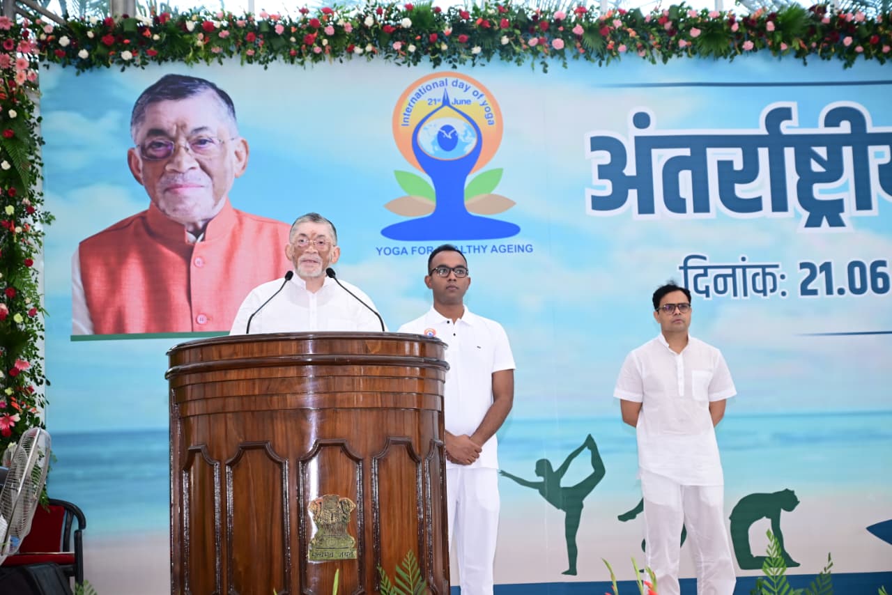 राज्यपाल  कार्यक्रम को संबोधित करते हुए