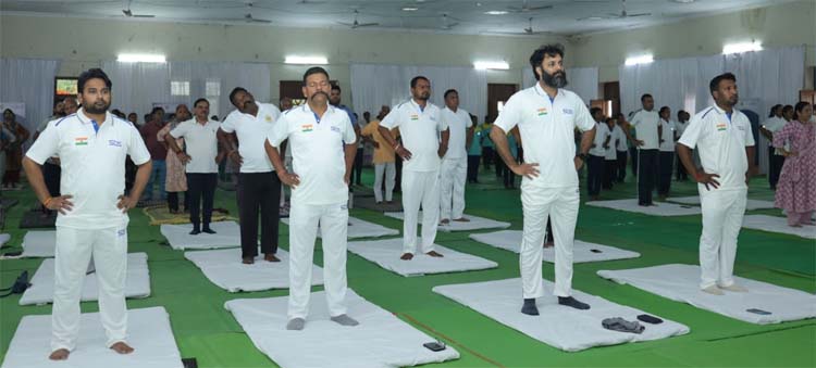 मंत्री राजेश अग्रवाल व विधायक गोमती साय याेग करते हुए मंत्री राजेश अग्रवाल व विधायक गोमती साय याेग करते हुए