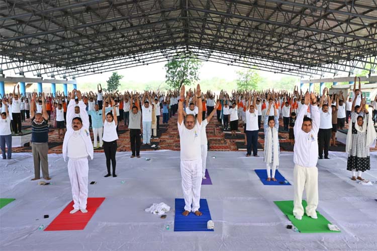 योगाभ्यास कार्यक्रम का आयोजन नवीन कृषि उपज मण्डी परिसर बलौदाबाजार