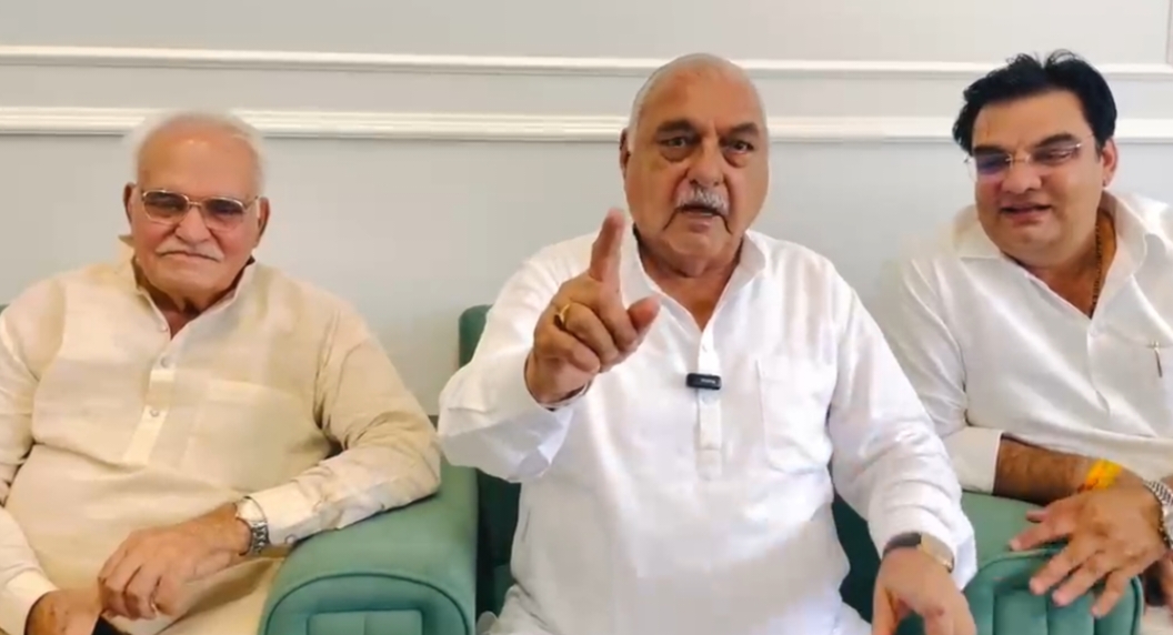 पत्रकारों से बातचीत करते पूर्व मुख्यमंत्री भूपेंद्र सिंह हुड्डा पत्रकारों से बातचीत करते पूर्व मुख्यमंत्री भूपेंद्र सिंह हुड्डा