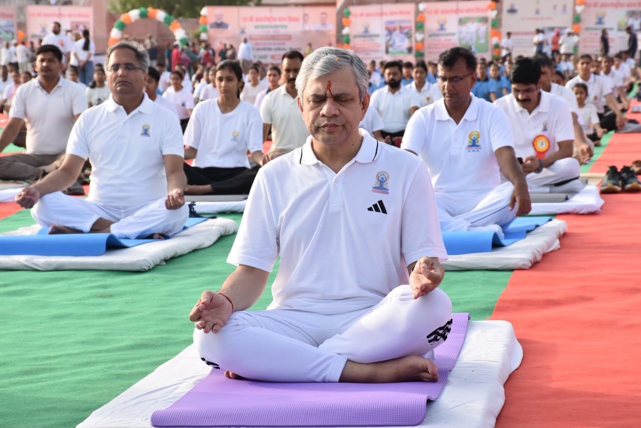 दाे केंद्रीय मंत्रियाें अश्विनी वैष्णव और अर्जुन राम ने बीकानेर में अंतरराष्ट्रीय योग दिवस पर दिया स्वस्थ जीवन का संदेश : योगाभ्यास में सहभागिता