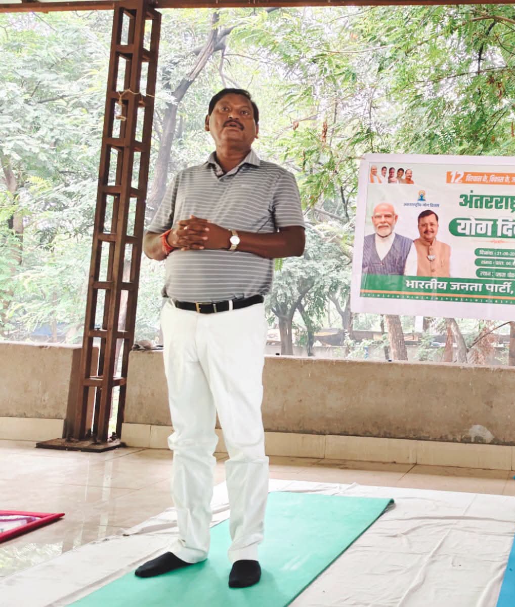 पूर्व मुख्यमंत्री अर्जुन मुंडा योग करते हुए