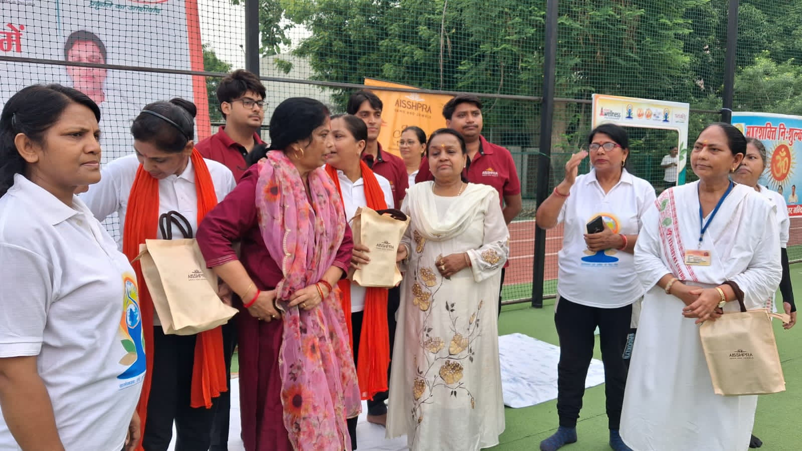 50 से अधिक योग कक्षाओं की बहनों ने किया सामूहिक योगाभ्यास, स्वास्थ्य एवं संस्कारयुक्त समाज निर्माण का लिया संकल्प 50 से अधिक योग कक्षाओं की बहनों ने किया सामूहिक योगाभ्यास, स्वास्थ्य एवं संस्कारयुक्त समाज निर्माण का लिया संकल्प