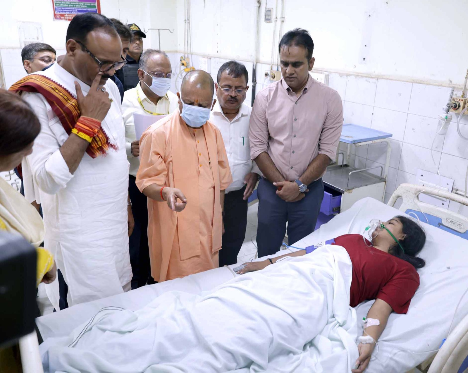 अस्पताल पहुंचकर घायल का हालचाल लेते सीएम योगी अस्पताल पहुंचकर घायल का हालचाल लेते सीएम योगी