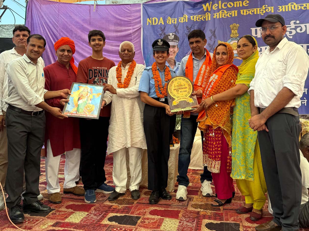 ऋतुल दुहन का स्वागत करते ग्रामीण।
