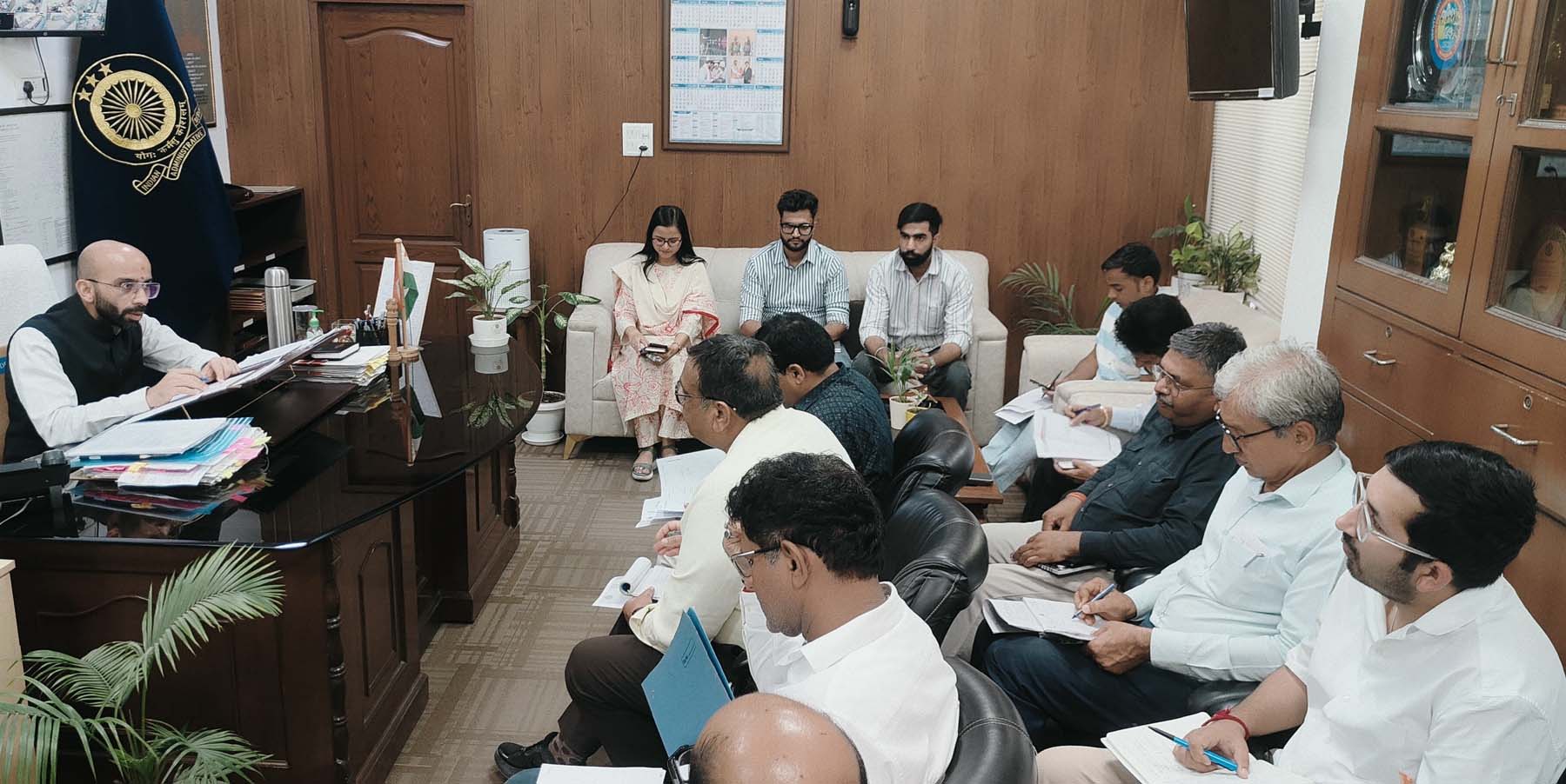 गुरुग्राम में म्हारी सडक़ ऐप पर प्राप्त शिकायतों के संबंध में समीक्षा बैठक लेते एडीसी सोनू भट्ट। गुरुग्राम में म्हारी सडक़ ऐप पर प्राप्त शिकायतों के संबंध में समीक्षा बैठक लेते एडीसी सोनू भट्ट।