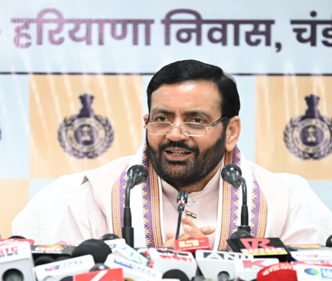 हरियाणा के मुख्यमंत्री नायब सैनी पत्रकाराें से बातचीत करते हुए हरियाणा के मुख्यमंत्री नायब सैनी पत्रकाराें से बातचीत करते हुए