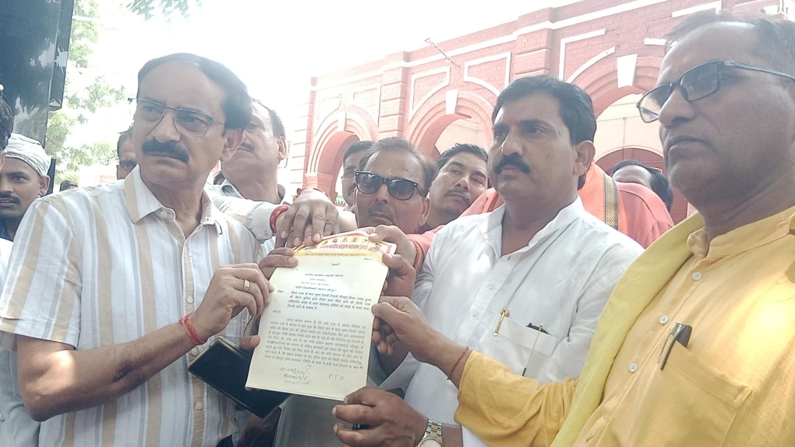 ब्राह्मण महासभा के लोग अध्यक्ष रत्नाकर चौबे के नेतृत्व में सिटी मजिस्ट्रेट इंद्रानंदन सिंह को ज्ञापन सौंपते हुए