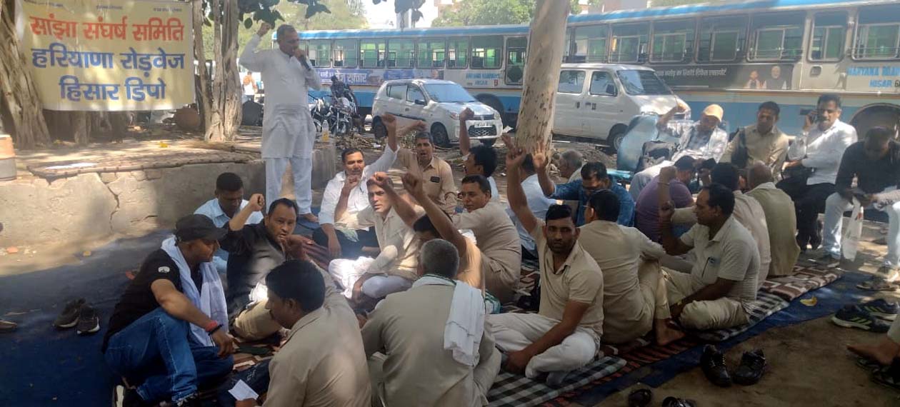 धरने को संबोधित करते कर्मचारी नेता।