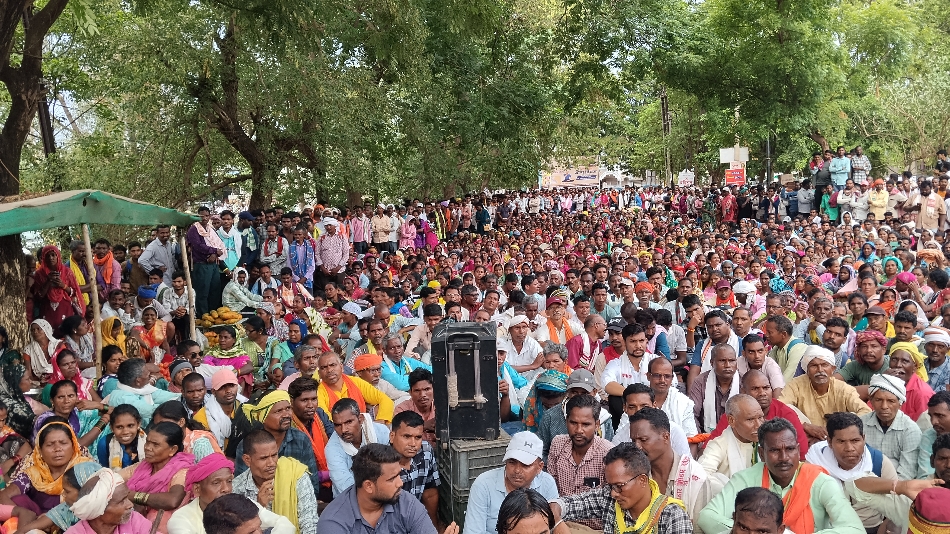 मूलभूत सुविधाओं की मांग को लेकर कलेक्ट्रेट मोड़ के पास सड़क जाम कर धरने पर बैठे सीतानदी-उदंती क्षेत्र के ग्रामीण।