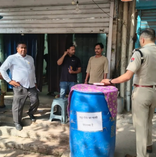 गुरुग्राम में रेलवे रोड पर अवैध सट्टा की सूचना पर छापा मारने पहुंची सीएम फ्लाइंग।